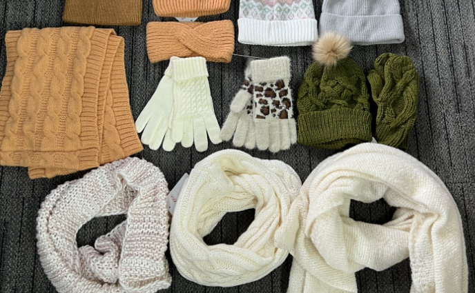 picture of gloves beanies and scarves